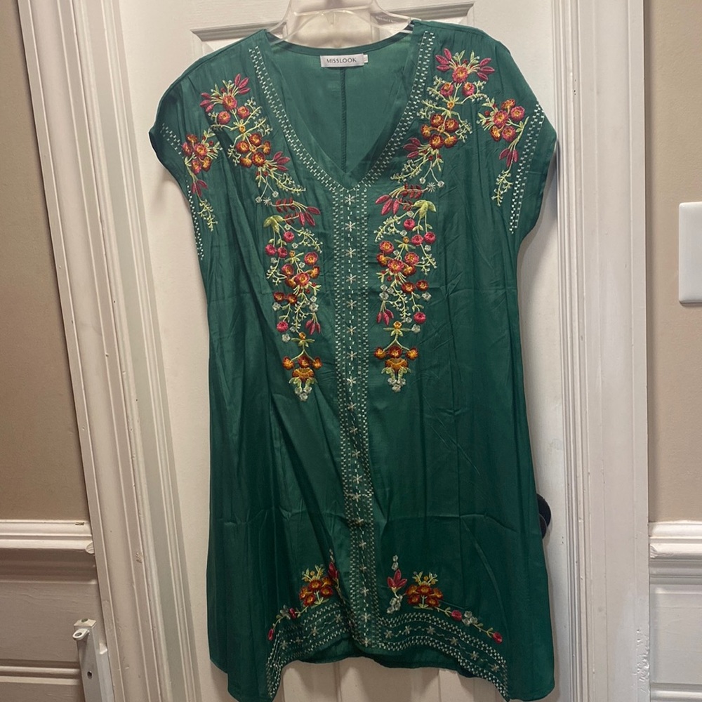 Woman’s Green embroidered shift dress